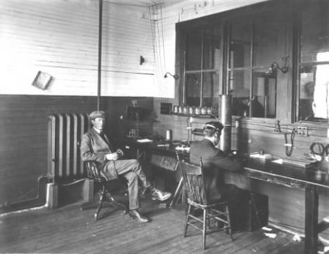 Marconi transatlantic wireless telegraph service begins operation, 17 Oct 1907